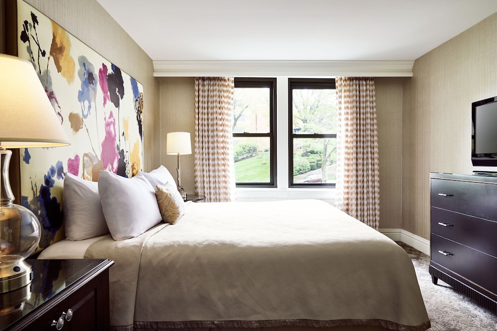 Suite, 1 King Bed with Sofa bed photo 3