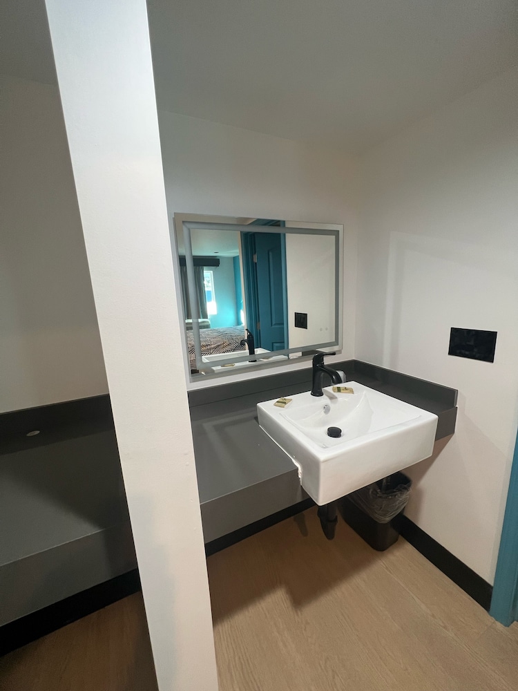 Premium Room, 1 King Bed photo 3