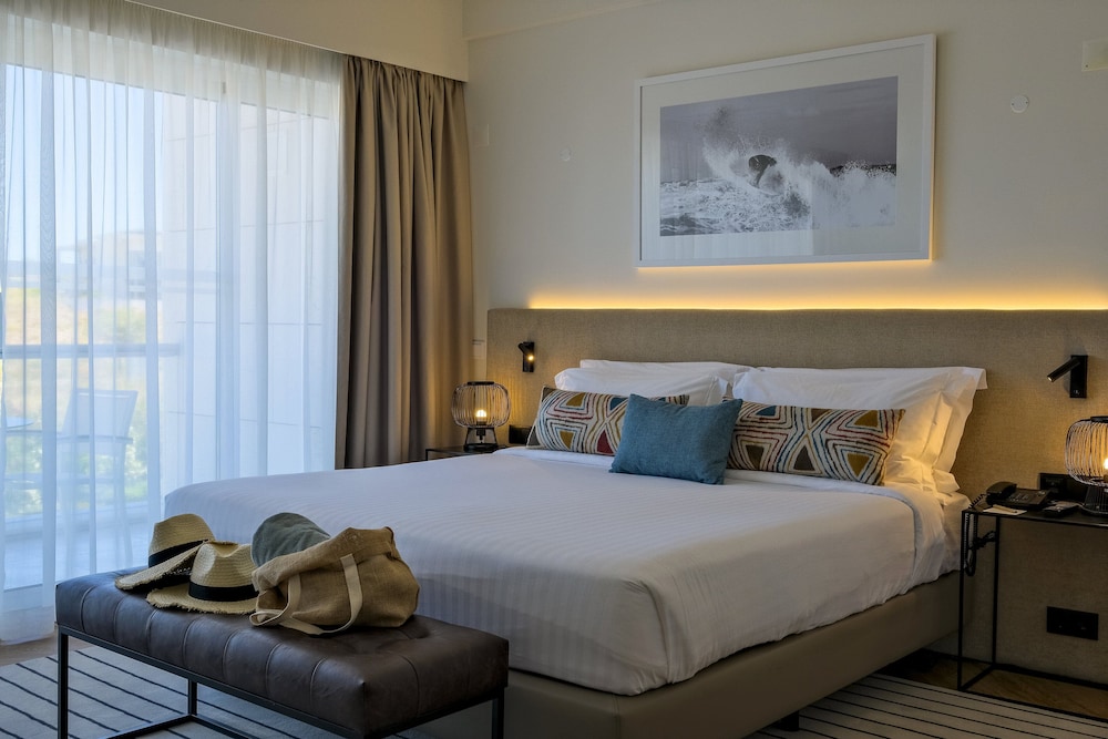 Premium Room, 1 King Bed, Balcony - Photo 3