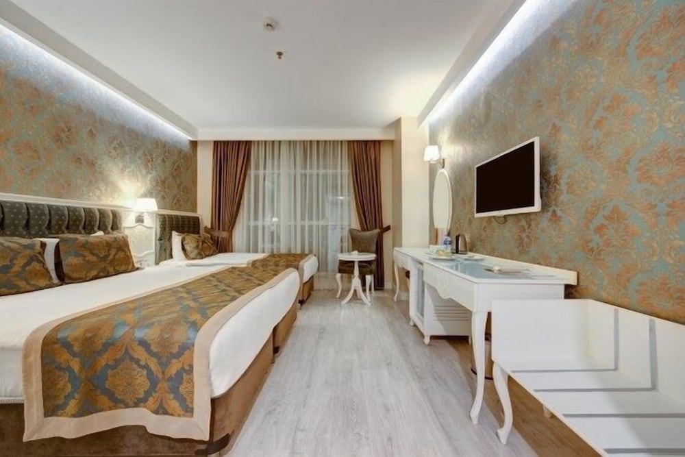 Superior Triple Room, City View photo 2
