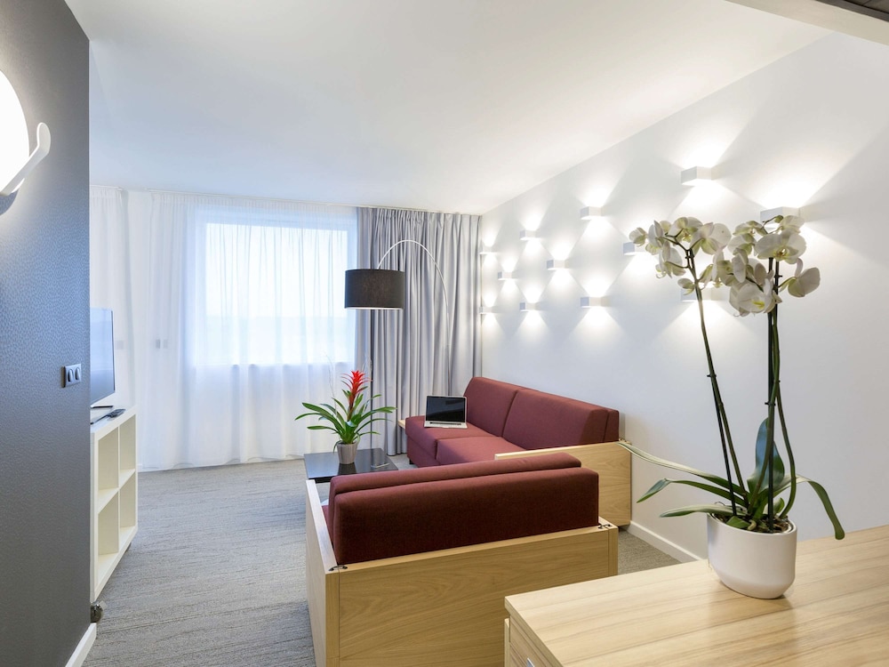 Suite, 1 King Bed - Photo 3