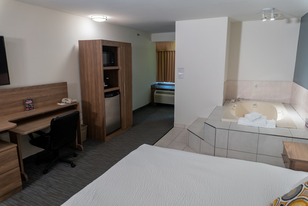 Standard Room, 1 King Bed (Jacuzzi) photo 3
