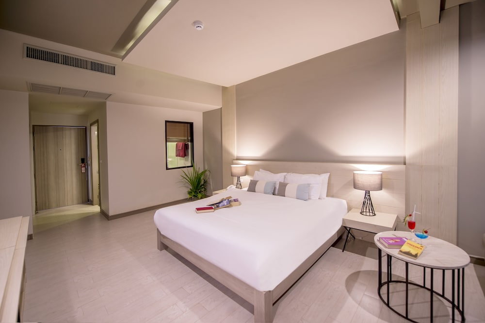 Premier Room, Pool Access - Photo 5
