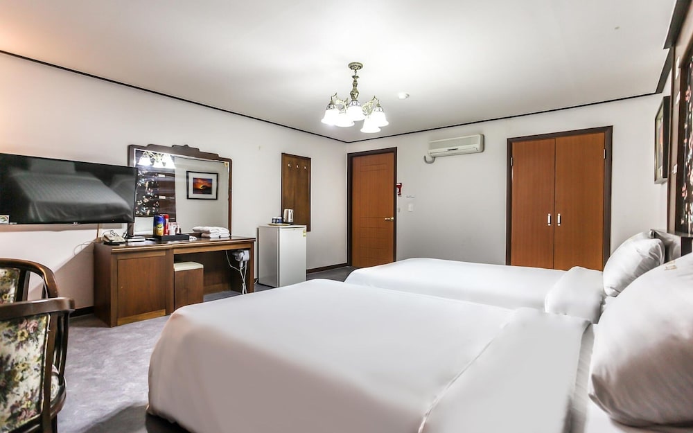 Room (Deluxe Twin (Ocean View)) - Photo 2
