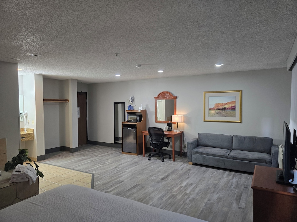 Standard Studio Suite, 1 King Bed, Jetted Tub photo 1
