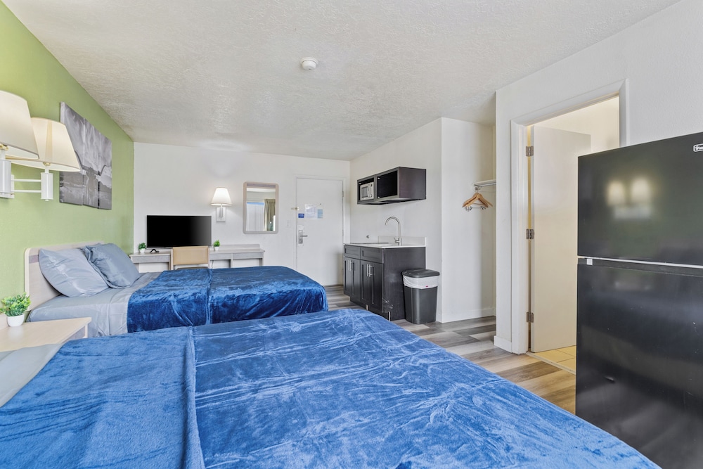 Basic Studio, 2 Queen Beds, Non Smoking, Pets Allowed photo 3