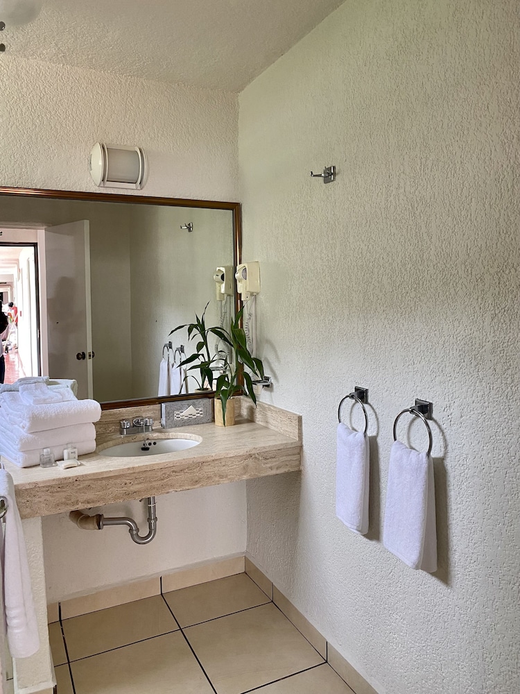 2 Queens Studio Oceanfront with balcony - Photo 8