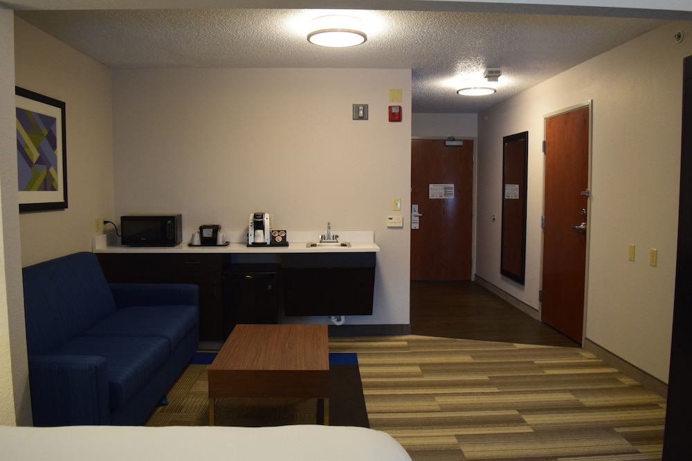 Suite, 1 King Bed with Sofa bed, Accessible (Mobility, Accessible Tub) - Photo 4