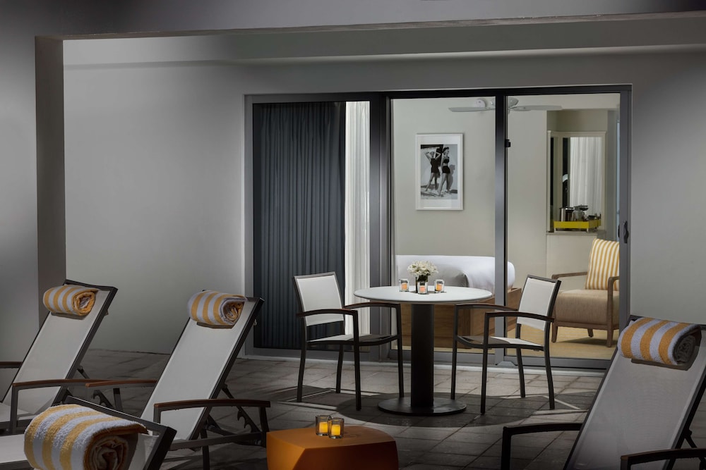 Junior Suite, 1 King Bed, Accessible (Mobility & Hearing, Roll-in Shower) - Photo 2