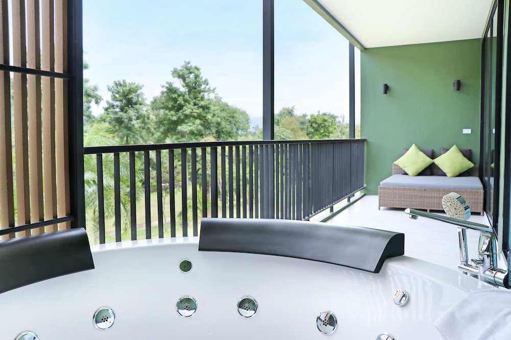 Executive Suite - Photo 8