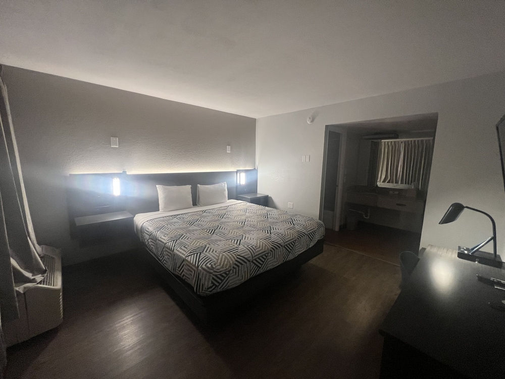 Standard Room, 1 King Bed, Non Smoking, Refrigerator & Microwave - Photo 1
