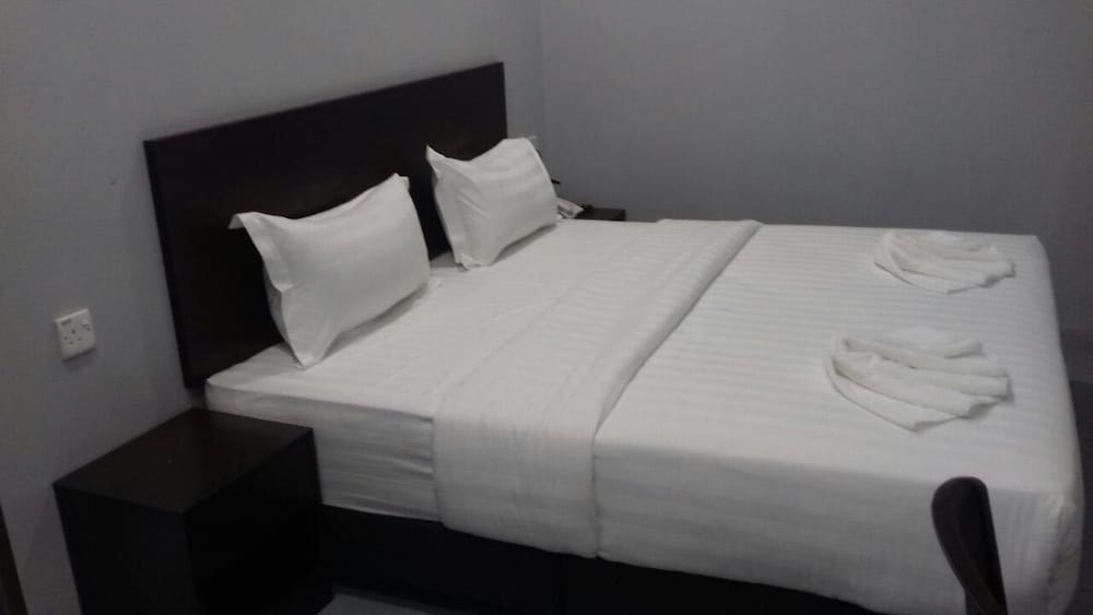 Basic Double Room, 1 Queen Bed