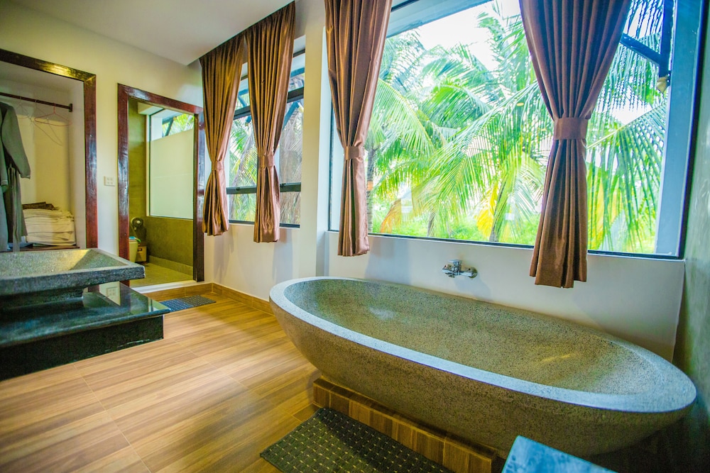 Deluxe Double Room, 1 King Bed, Pool View photo 3