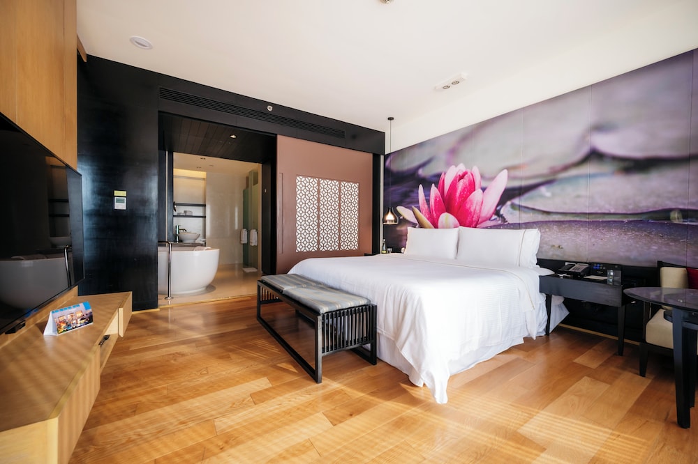 Room, 1 King Bed, Non Smoking - Photo 6