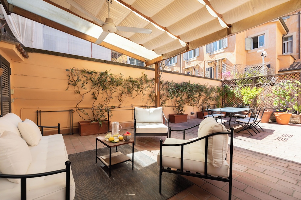 The Pantheon Terrace Experience (Salita de Crescenzi 30)