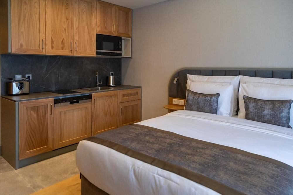 Deluxe Triple Room, Balcony, City View photo 1