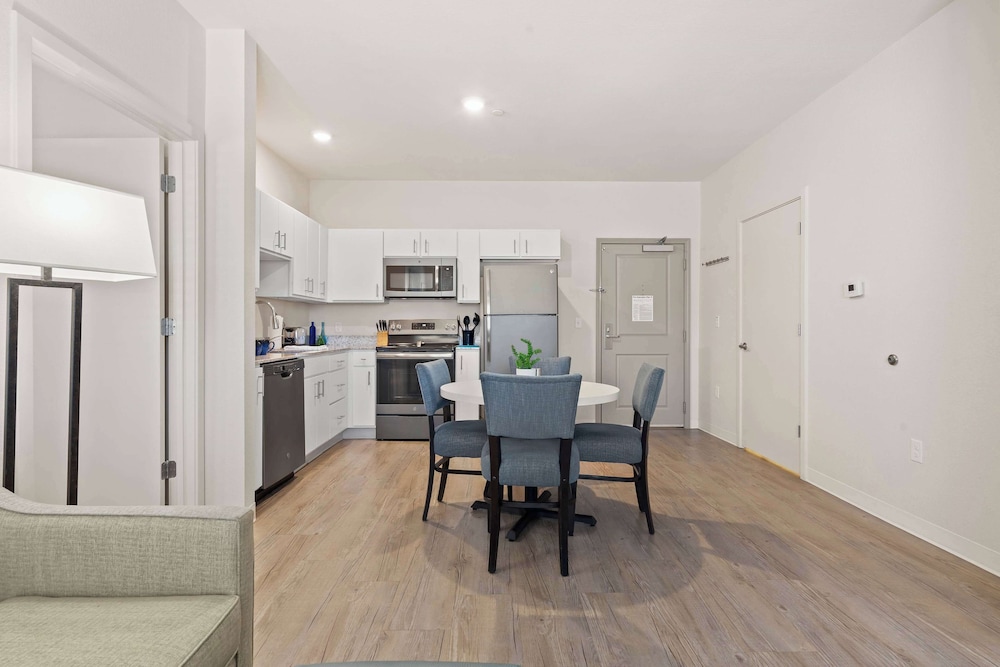 Suite, 1 Bedroom, Accessible (Hearing) - Photo 12