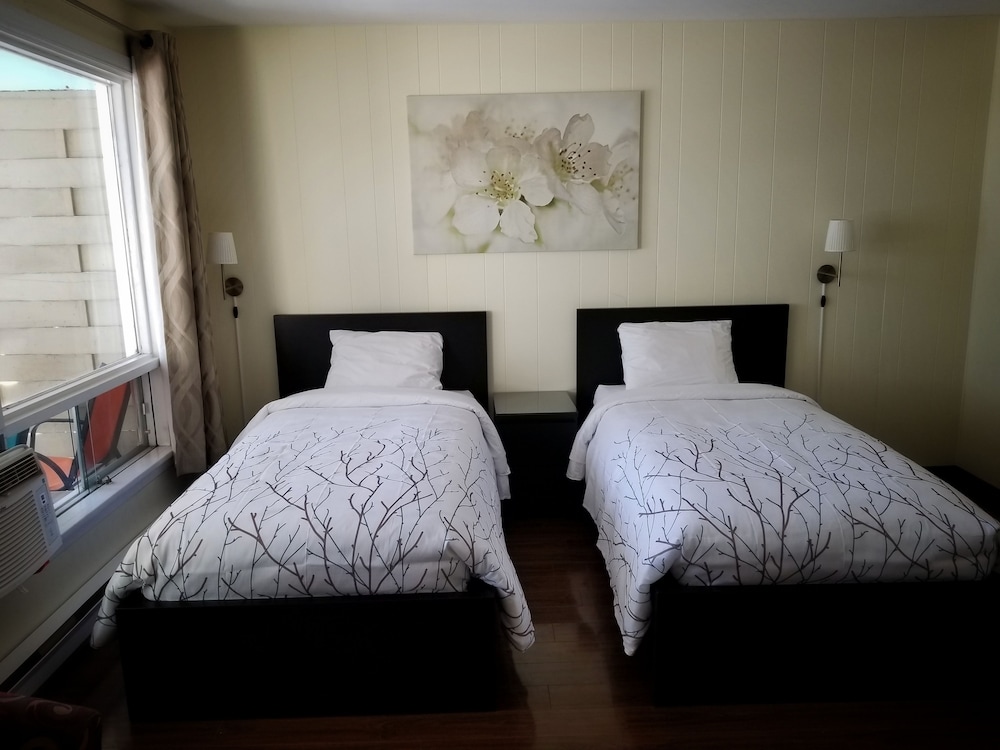 Family Room, Kitchenette, Lake View