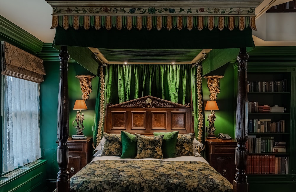 Signature Suite, 1 King Bed (The Rook's Nest) photo 1