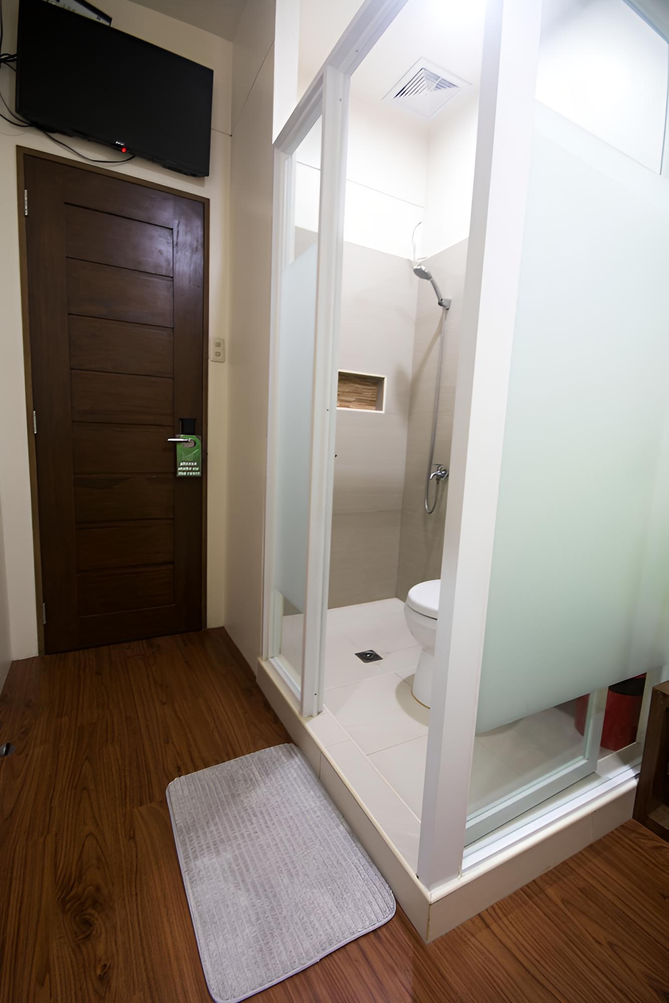 Deluxe Single Room with Private Bathroom photo 3