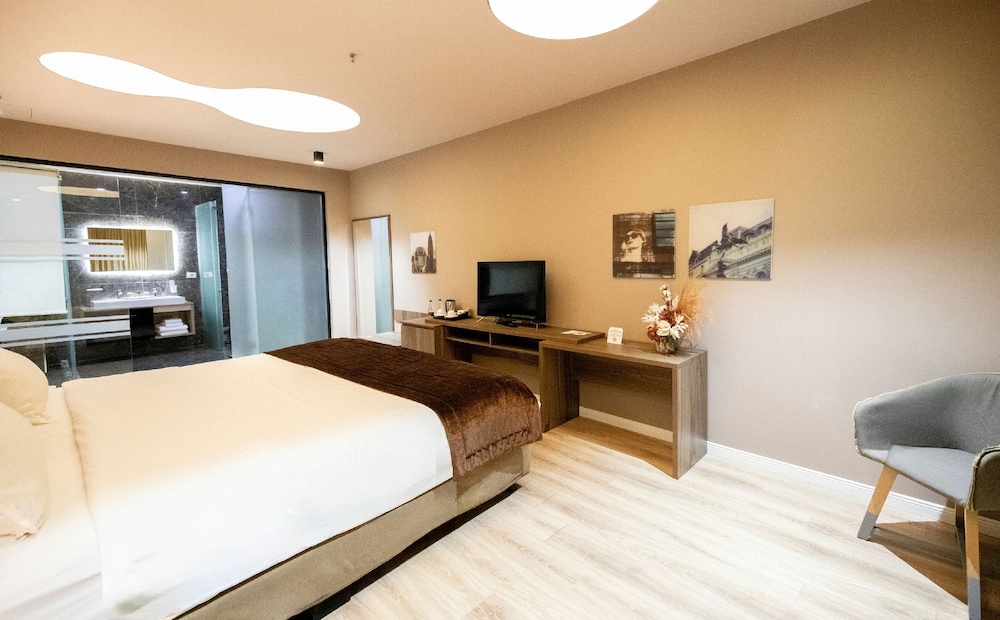 Deluxe Suite, 1 King Bed, Non Smoking, Jetted Tub photo 3