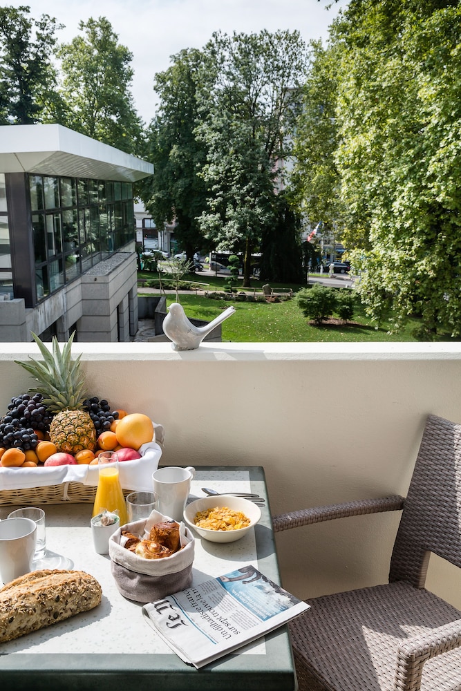 Grand Apartment, Balcony - Photo 11