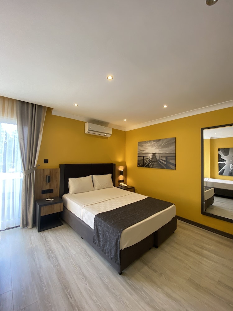 Classic Triple Room, Sea View photo 3