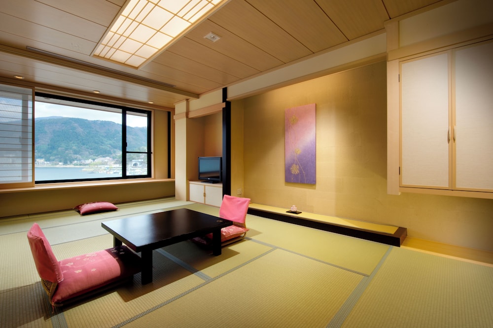 Japanese-Style Room, Lake View