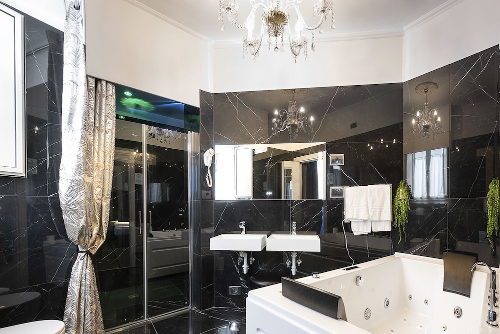 Deluxe Double Room, Jetted Tub - Photo 7