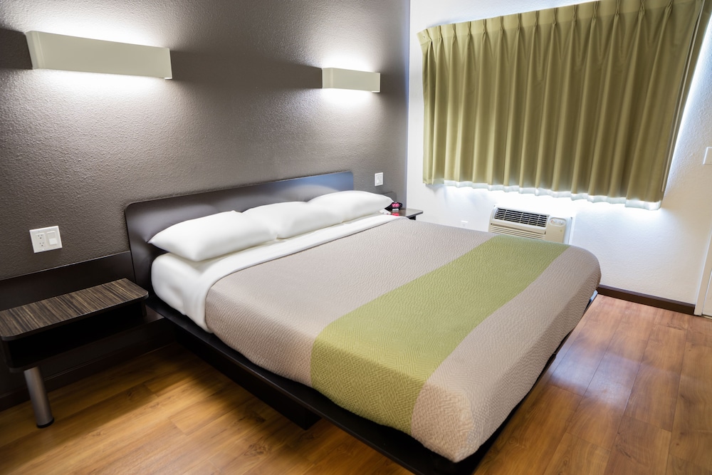Standard Room, 1 King Bed, Accessible, Non Smoking