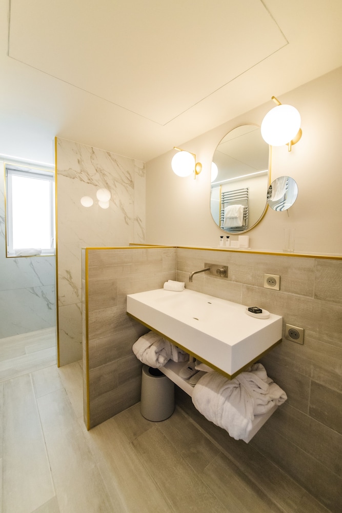 Exclusive Room, 1 King Bed, Non Smoking, Balcony (Twin bed on request) - Photo 3