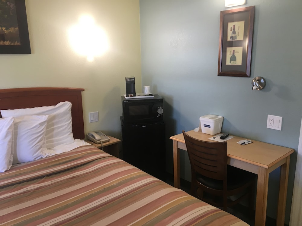 Room, 1 Queen Bed, Non Smoking - Photo 2