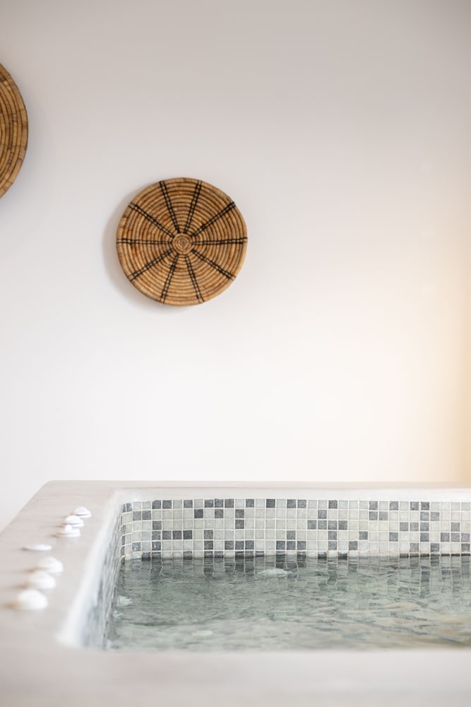 Elegant Suite with indoor jetted tub and sea view - Photo 20