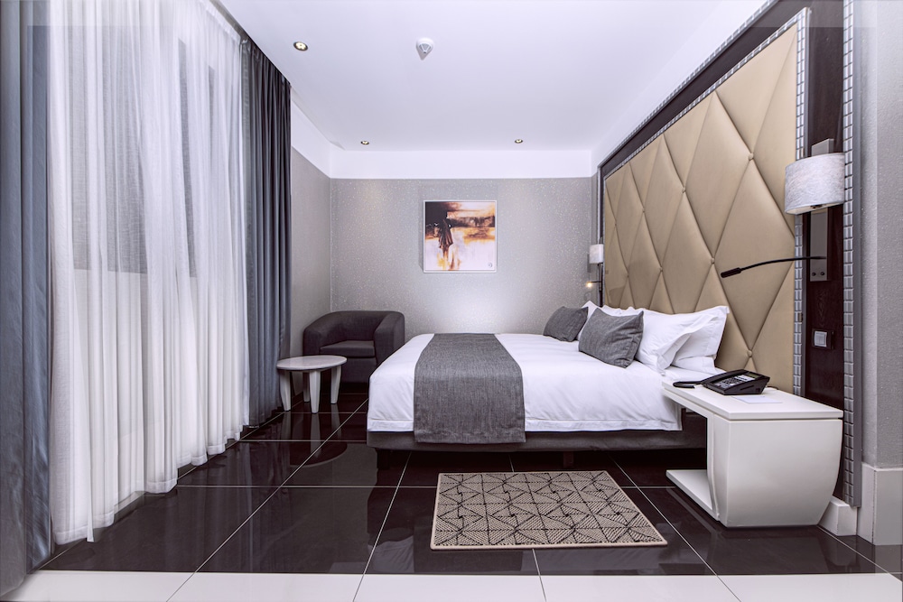 Deluxe Double Room - Photo 9