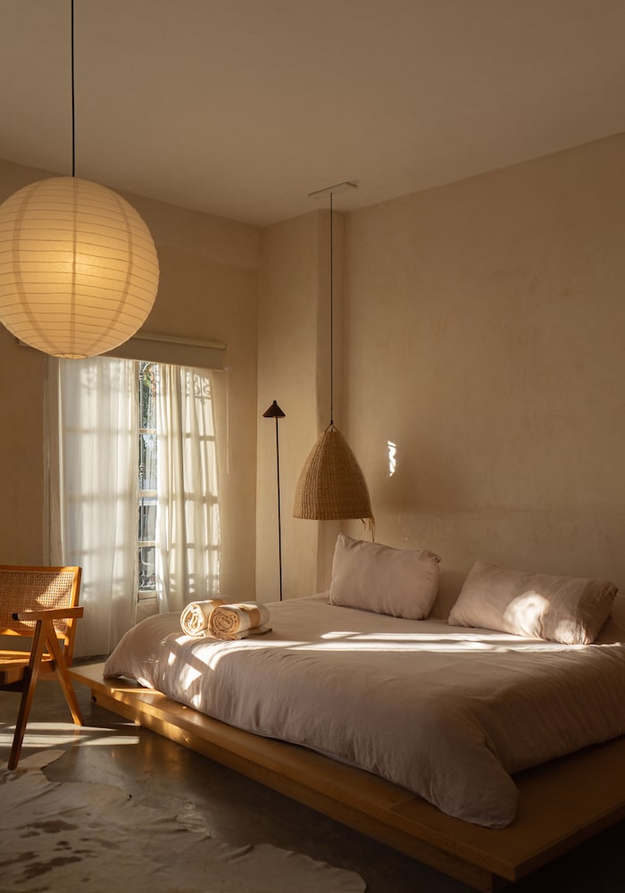 Design Suite, 1 King Bed, Pool Access photo 2