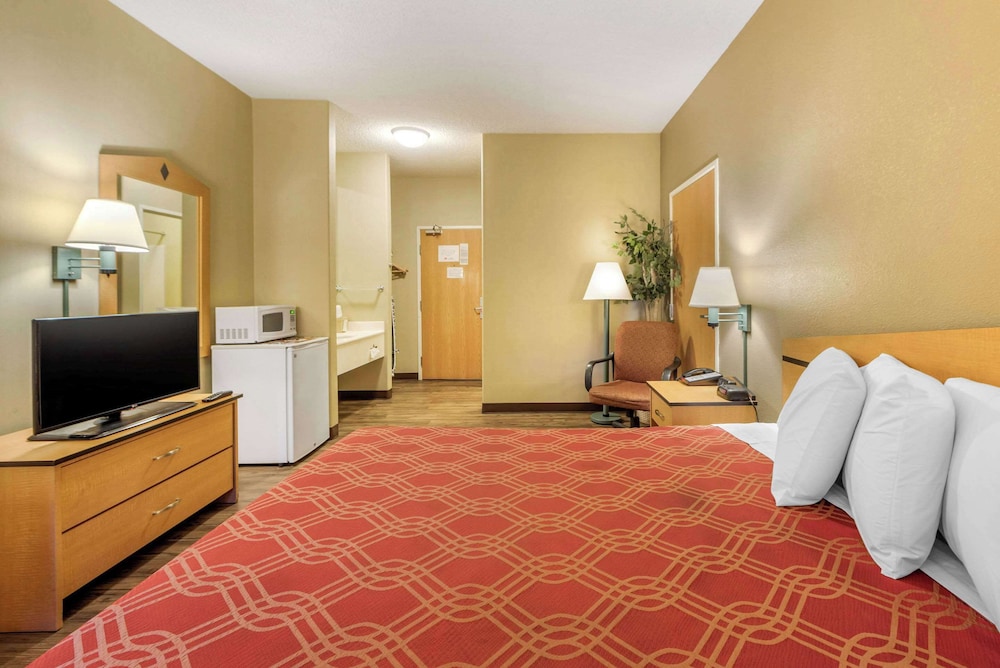 Standard Room, 1 King Bed, Non Smoking - Photo 3