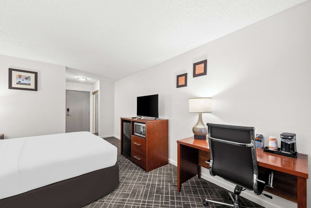 Standard Room, 1 King Bed, Non Smoking - Photo 6
