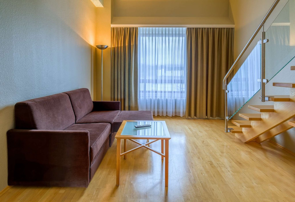 Room (Maisonette)