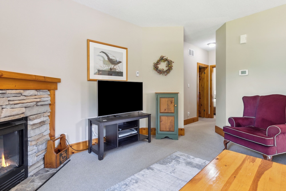 Family Townhome, 2 Bedrooms (126 Snowbridge - No Pets Allowed) photo 3