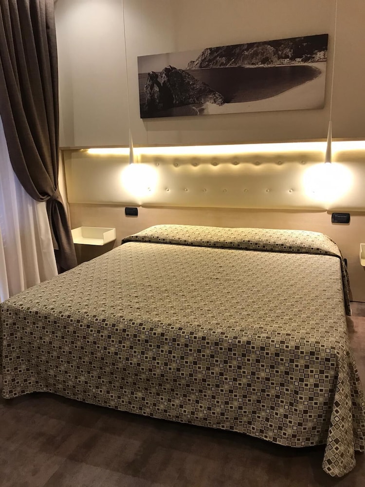 Standard Double or Twin Room, Sea View photo 3