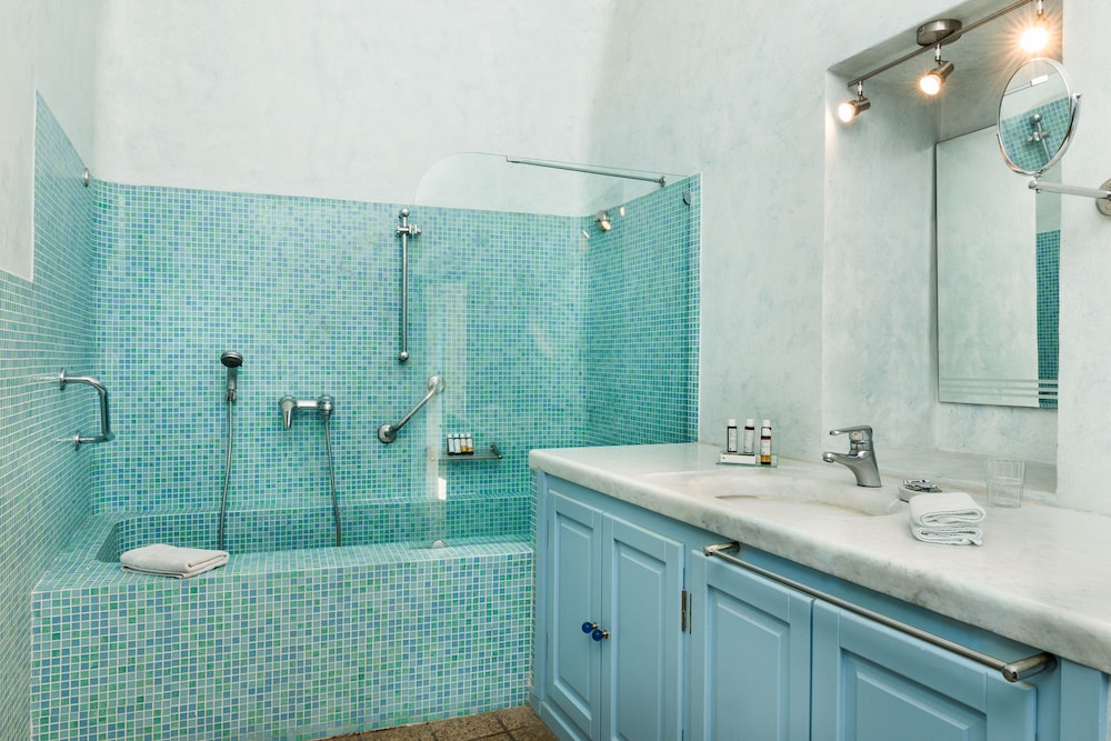 Junior Suite (Caldera View) - Photo 2