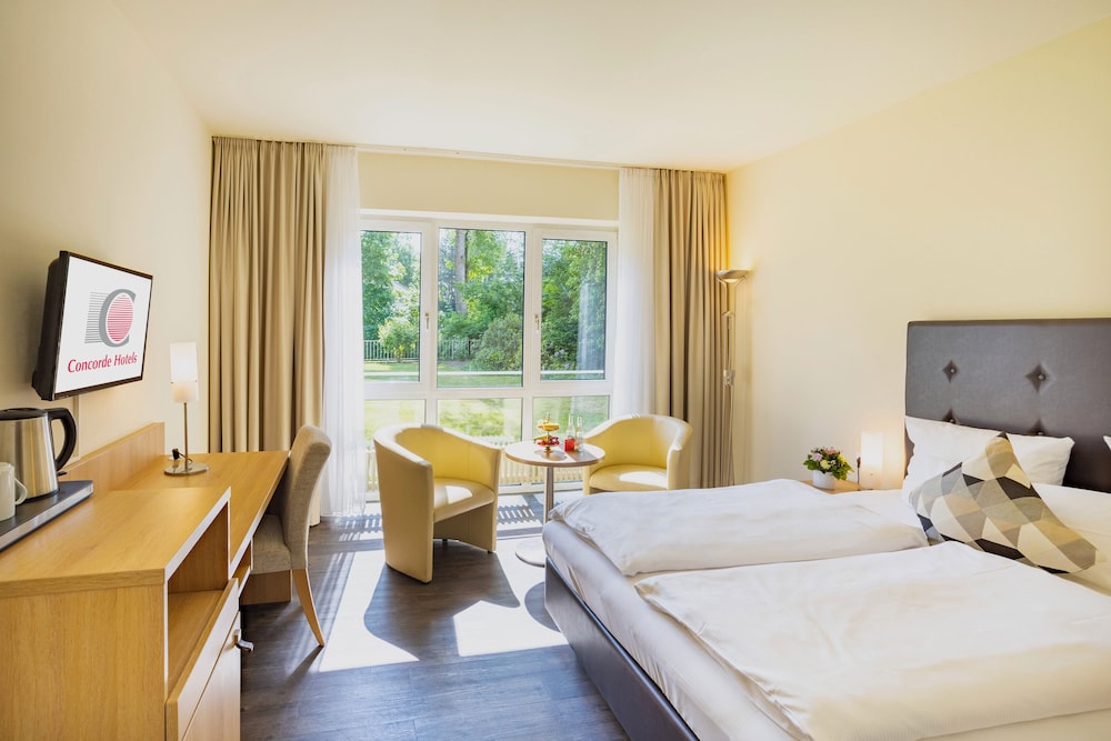 Business Double Room, Garden View thumbnail 5