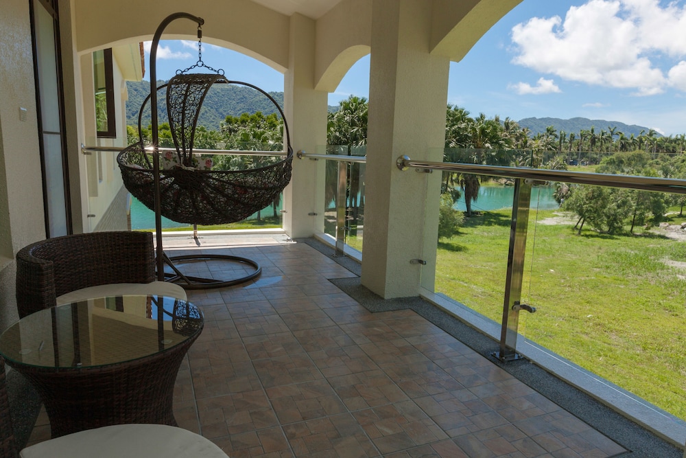 Deluxe Twin Room, Multiple Beds, Lake View photo 3