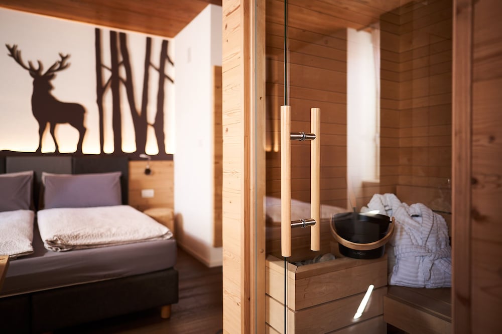 Superior Room, 1 King Bed, Non Smoking, Mountain View photo 3
