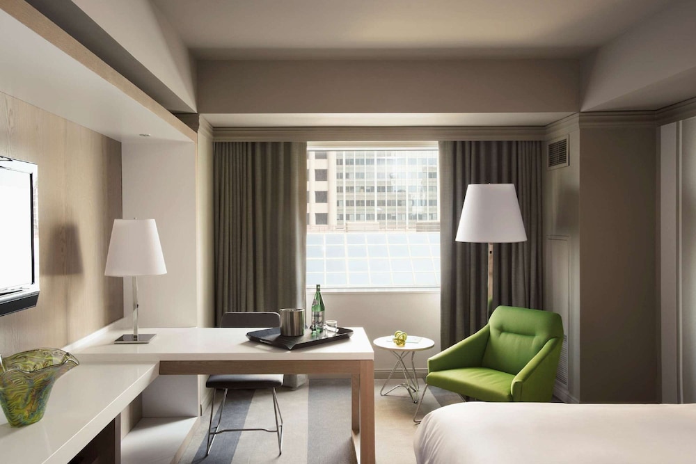 Deluxe Room, 1 King Bed, Accessible (Mobility Tub) at The Royal Sonesta Minneapolis Downtown in Minneapolis