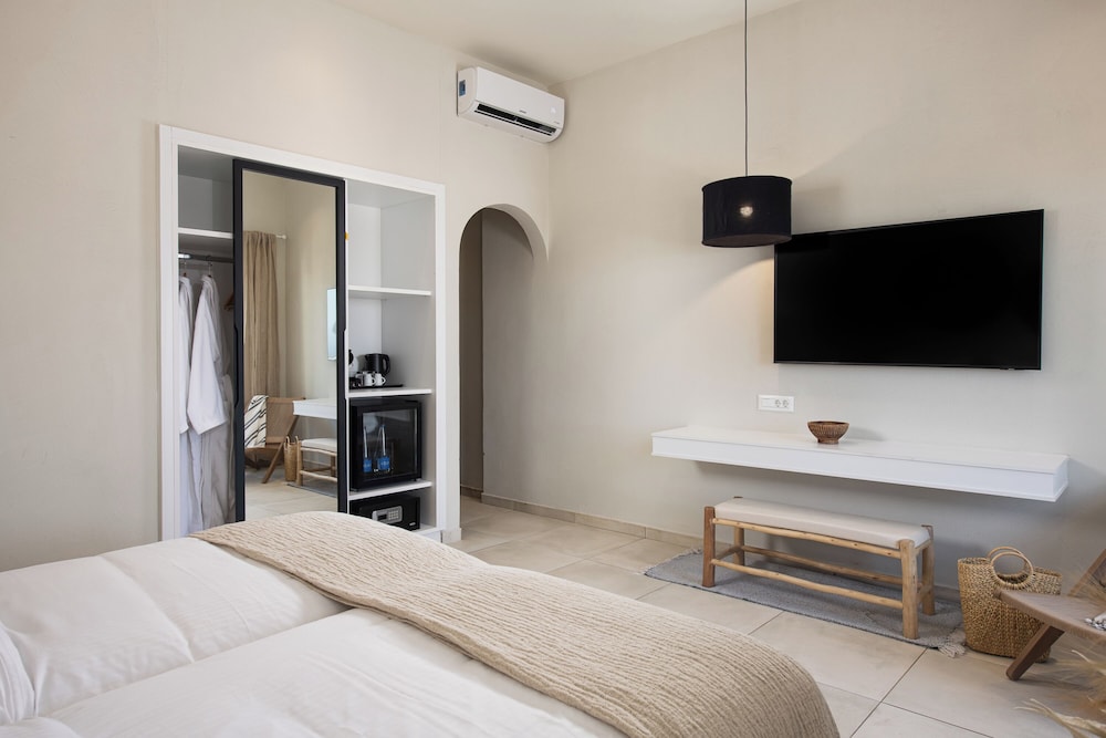 Comfort Room, Pool View - Photo 6