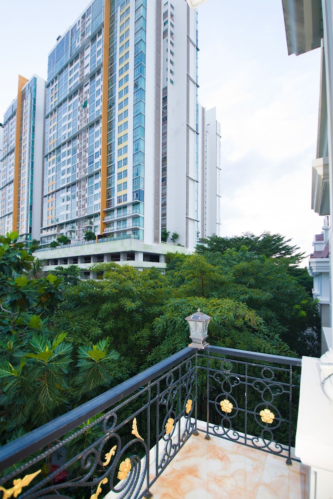 Comfort Double Room, 1 King Bed, Balcony, City View photo 3