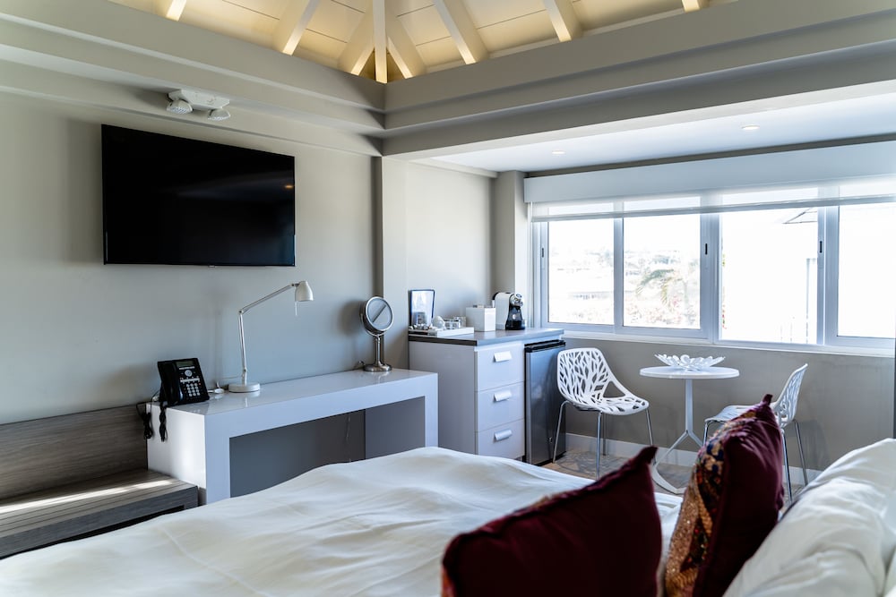Mini-Master Pool View Suite (One King Bed) photo 3