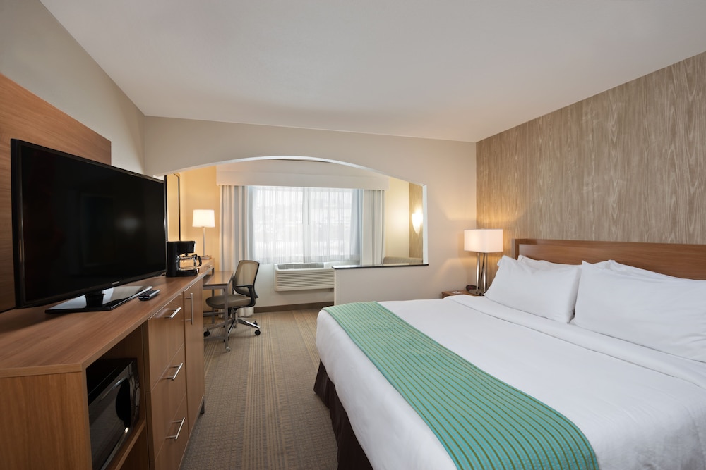 Suite, 1 King Bed, Accessible - Photo 2