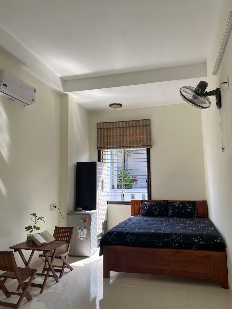 Basic Room, 1 King Bed
